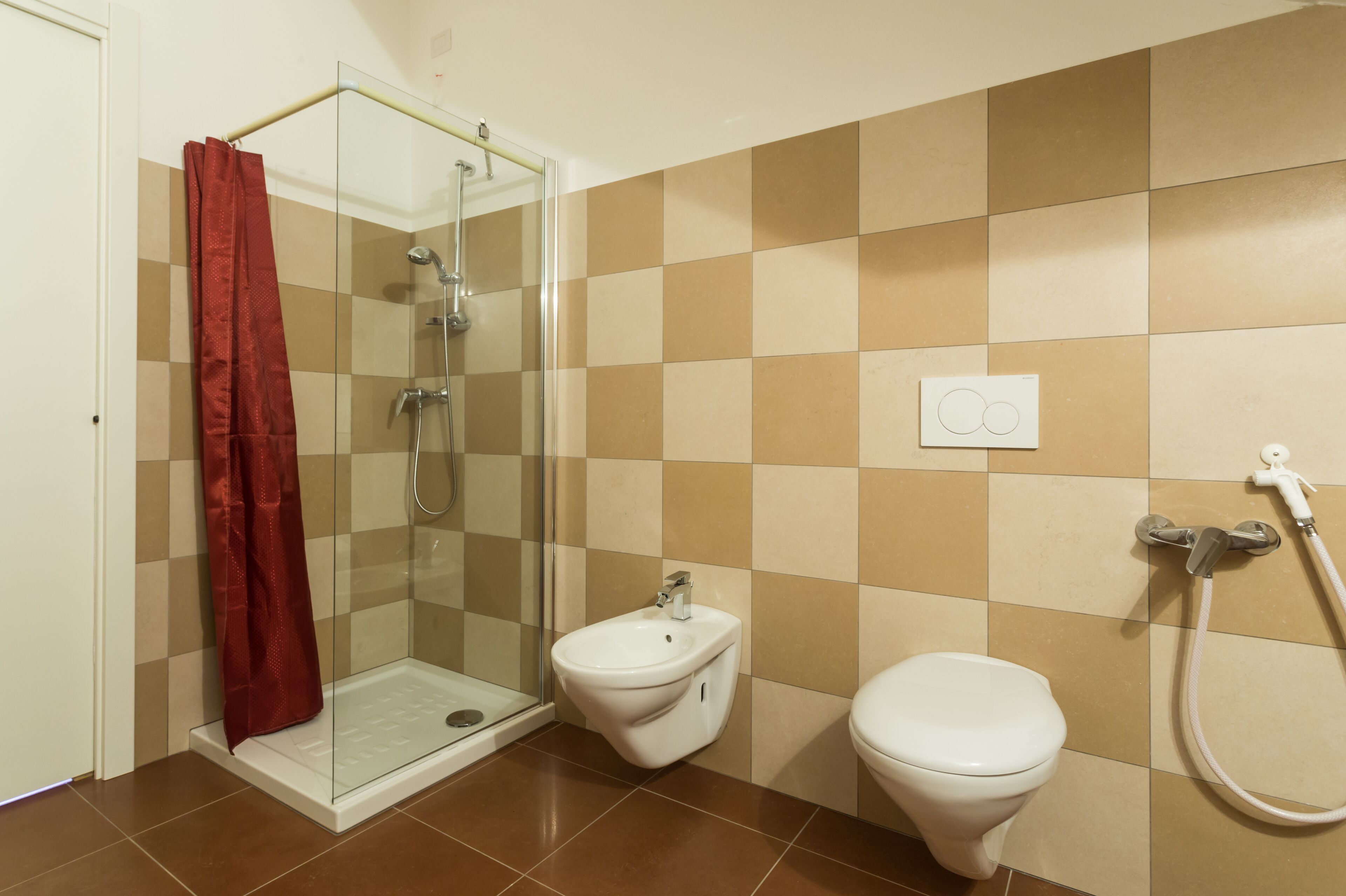 Secadora de cabello, toallas, jabón, papel de baño 