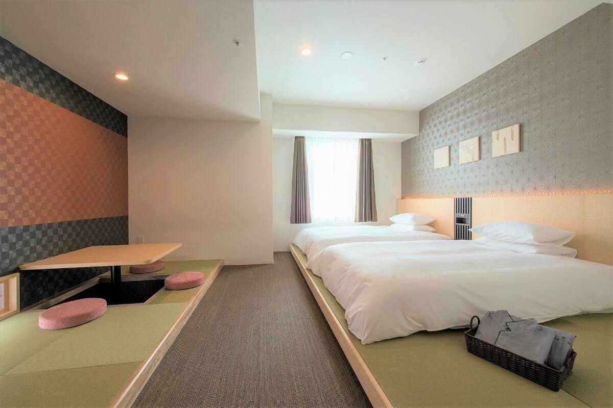 Ein Hotelzimmer mit Bett, Schreibtisch und einer Sitzecke.