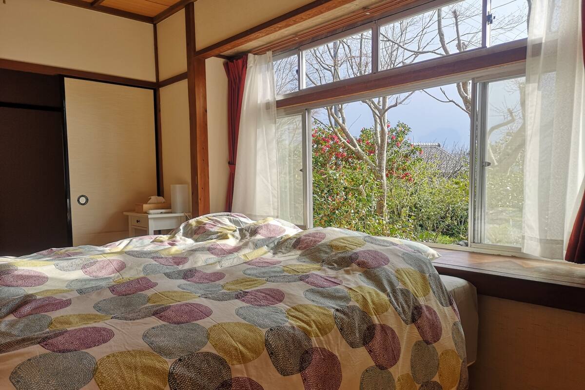 Blackout curtains, free WiFi, bed sheets