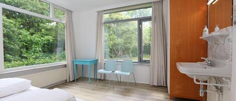 3 bedrooms, iron/ironing board, internet, bed sheets