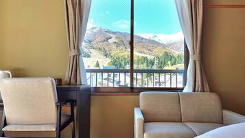 Habitación triple Deluxe | Caja de seguridad en la habitación y decoración personalizada