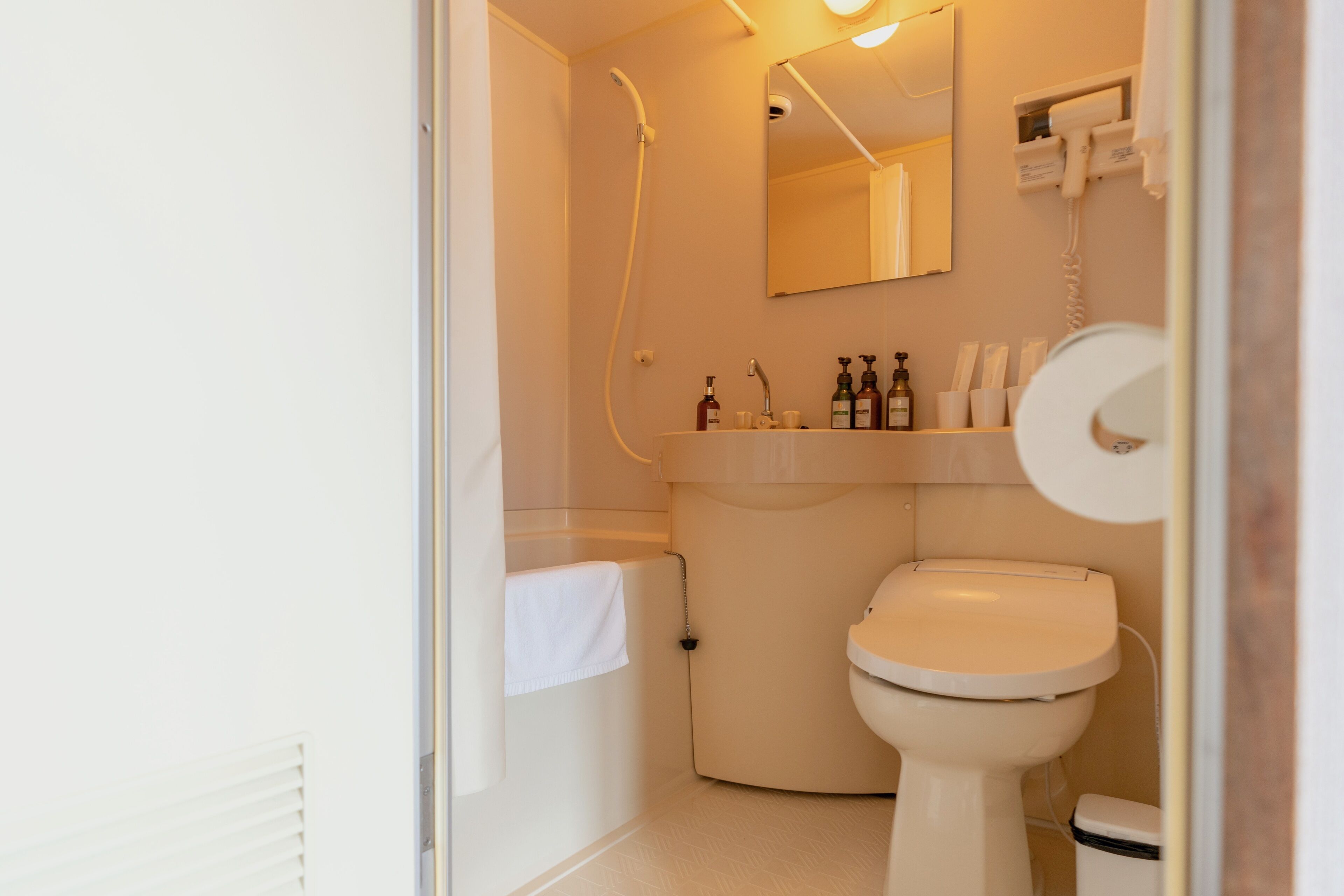 combined shower/bathtub, rainfall showerhead, free toiletries