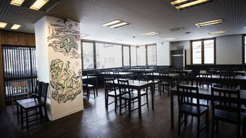 Se sirven desayunos, cenas y cocina japonesa