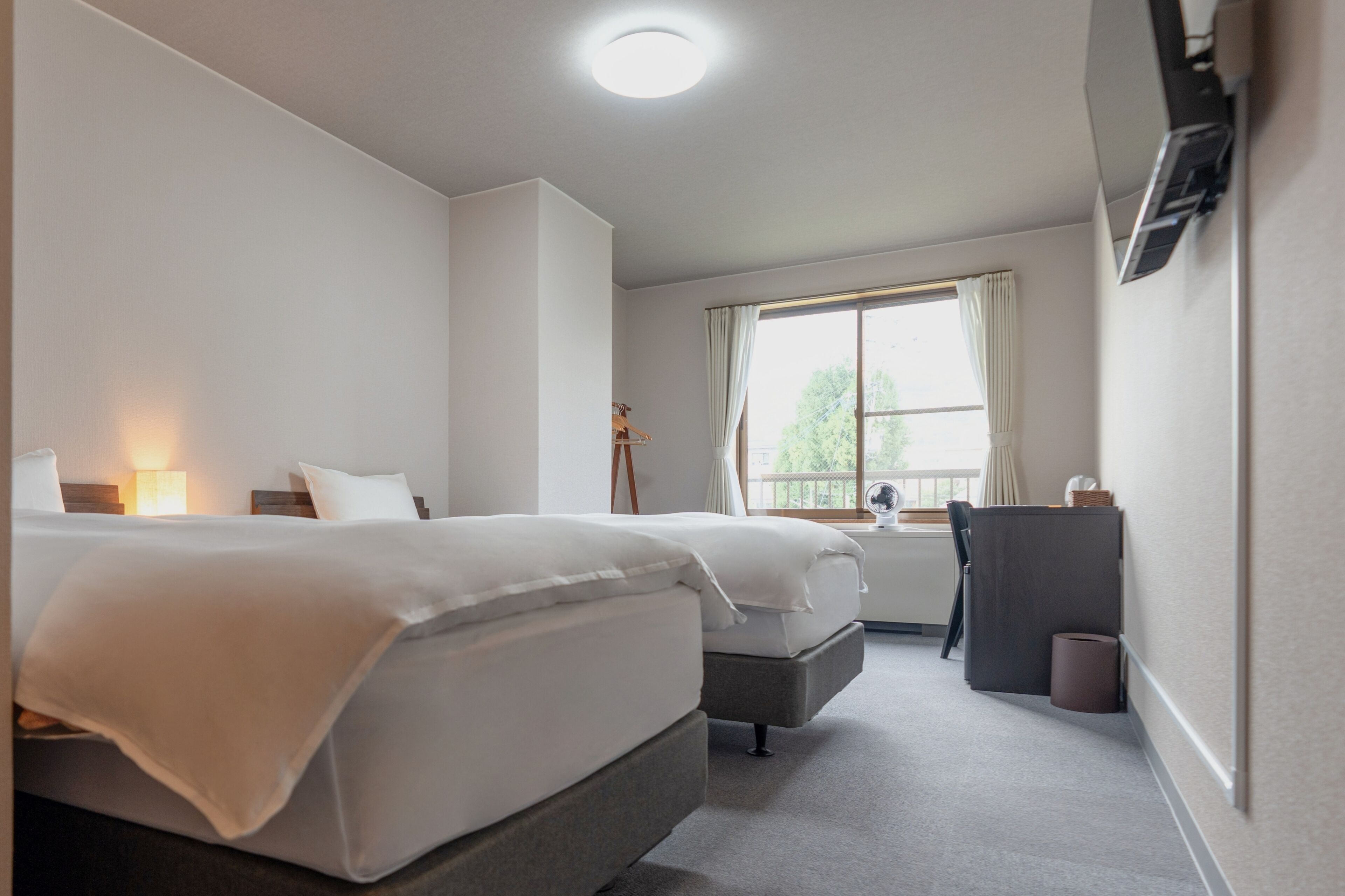 standard twin room | in-room safe, individually decorated, individually furnished, desk