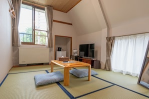 Japanese Tatami Room | Caja fuerte, decoración individual, mobiliario individual y escritorio