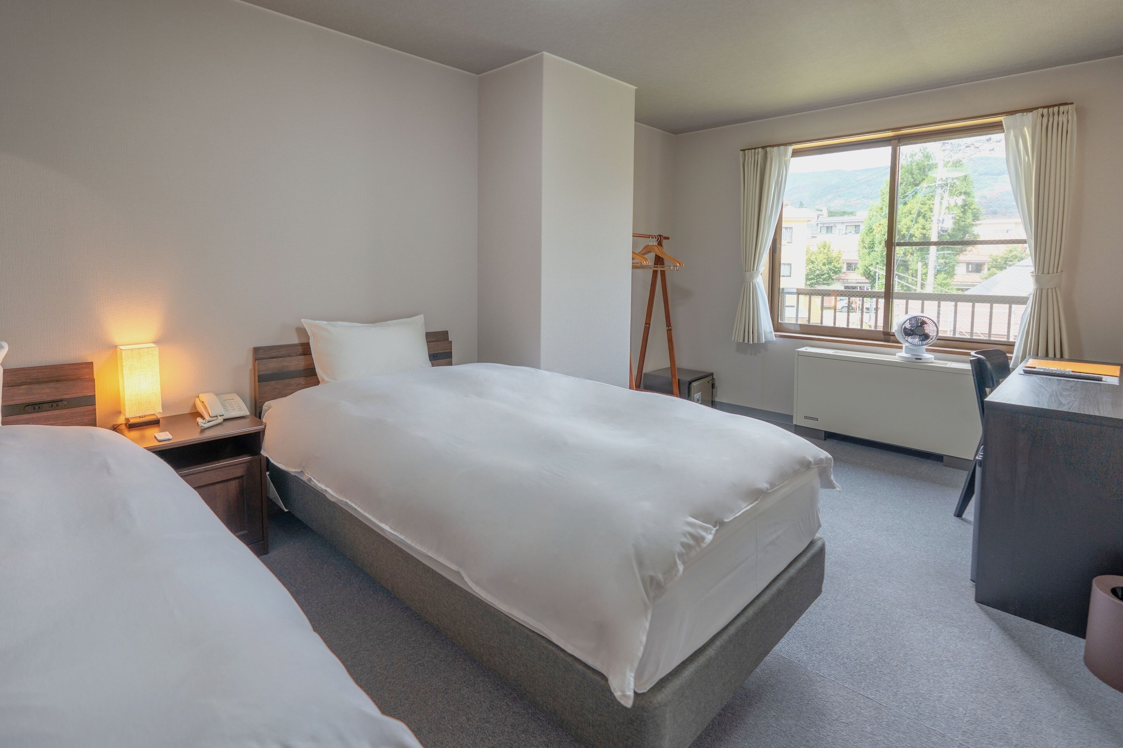 standard twin room | in-room safe, individually decorated, individually furnished, desk