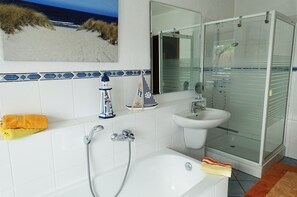 Badewanne, Haartrockner, Handtücher