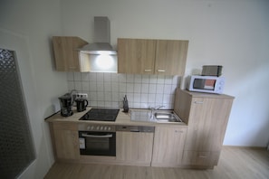 Frigorifero, microonde, forno, piano cottura