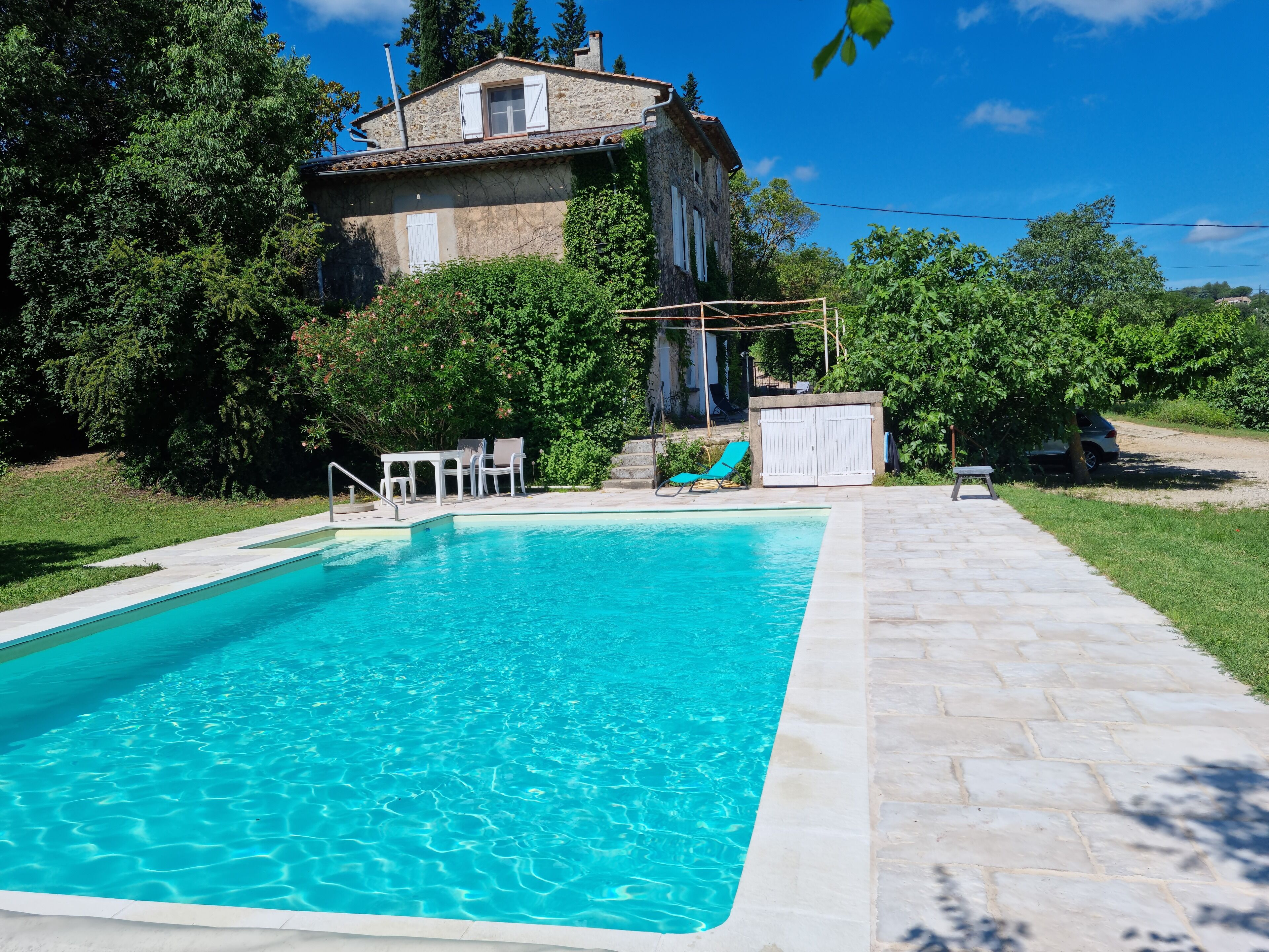 Una piscina al aire libre