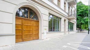 A building with a large wooden double door and large windows. - Stylish Studio in the Center of Poznań | Balcony | Close to MTP (Poznan)