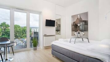 Tabla de planchar con plancha, wifi y ropa de cama