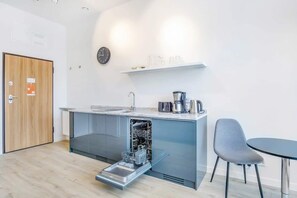 Refrigerador, microondas, placa de cocina, lavavajillas