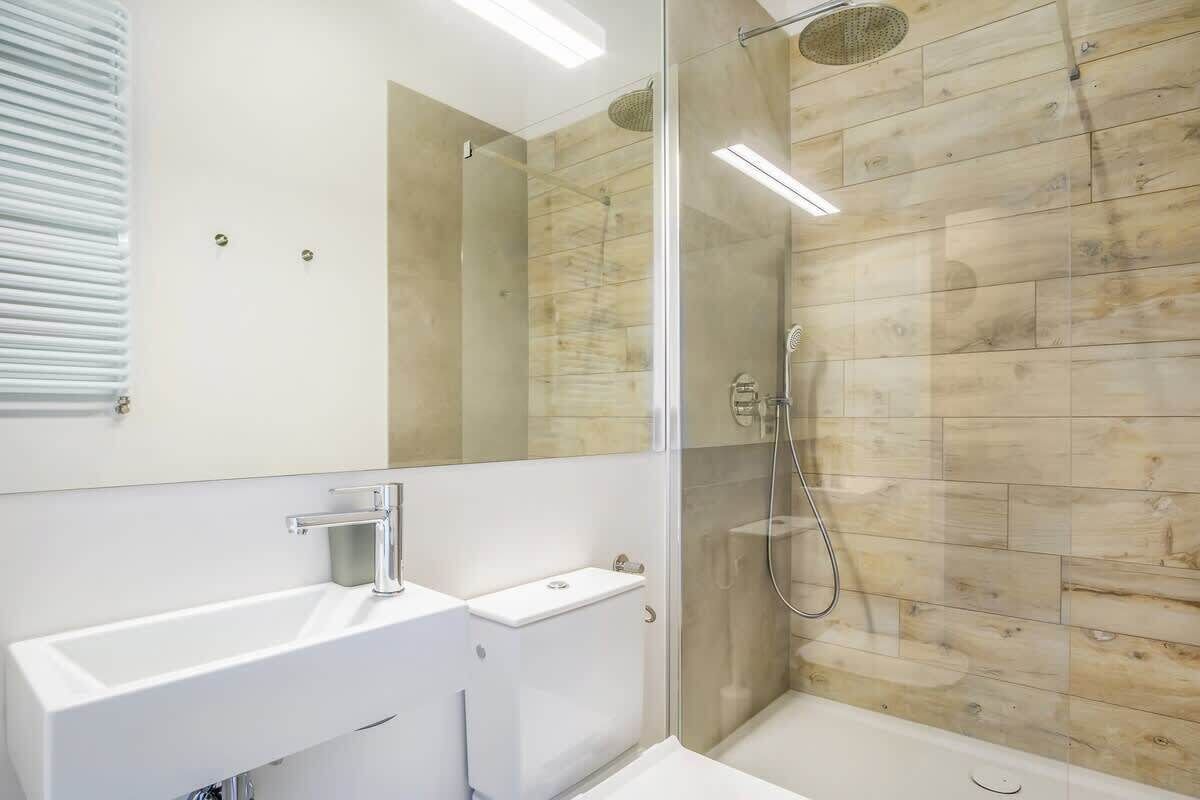 Shower, hair dryer, towels, shampoo