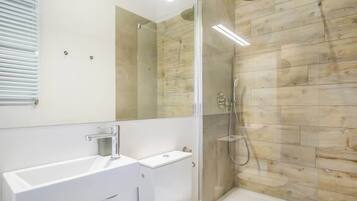 Shower, hair dryer, towels, shampoo