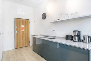 Fridge, microwave, stovetop, dishwasher - Bukowska 21 | Poznań Center Studio | Balcony (Poznan)