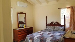 House | Iron/ironing board, free wired internet, bed sheets