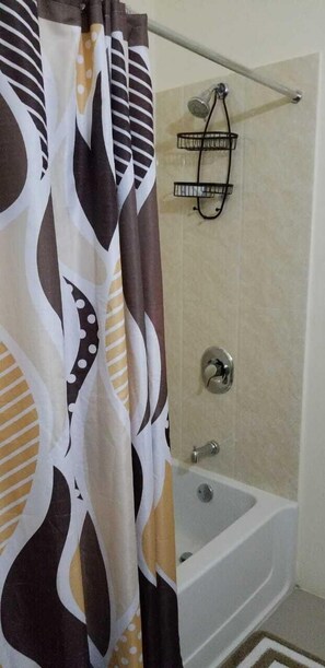 独立别墅 | 浴室 | 独立的浴缸和淋浴、免费洗浴用品、毛巾、洗发水