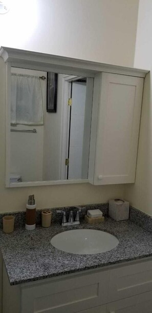 Casa | Baño | Bañera y ducha independientes y artículos de higiene personal gratuitos