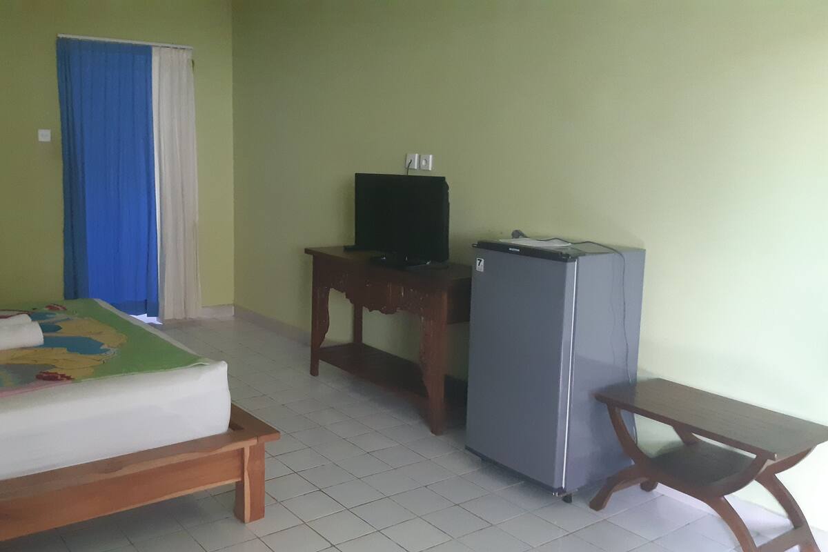 Desk, free WiFi, bed sheets