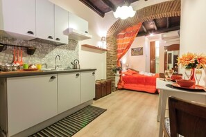 Refrigerador, parrilla de estufa y cafetera y tetera 