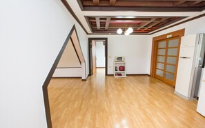 Suite, 2 Schlafzimmer | Wohnbereich | Flachbildfernseher