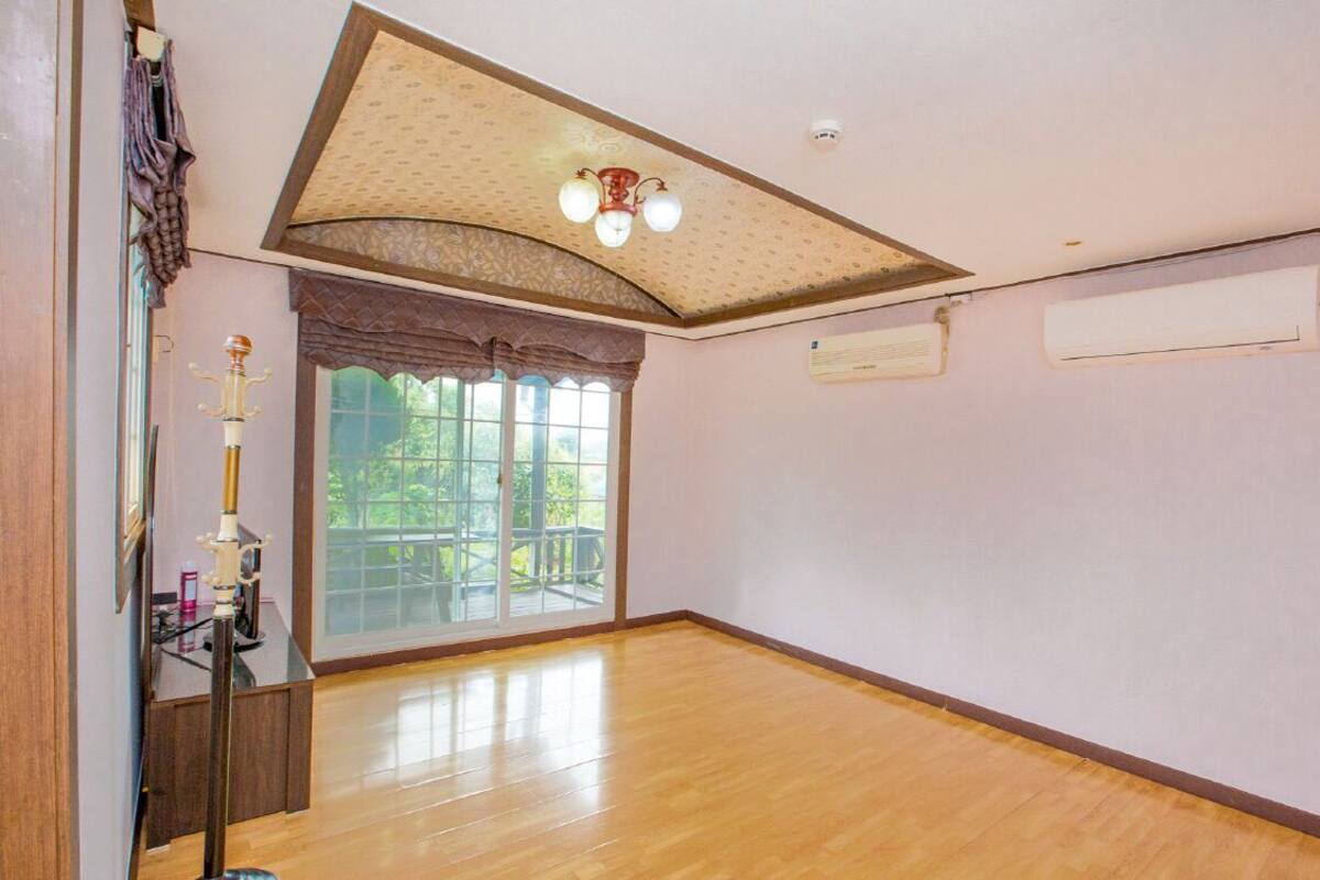 Room (Building 6) | Living area | Flat-screen TV