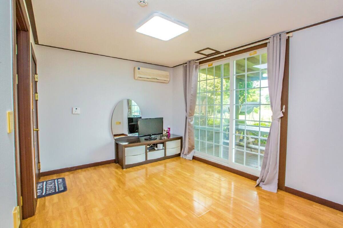 Room (Building 5) | Living area | Flat-screen TV