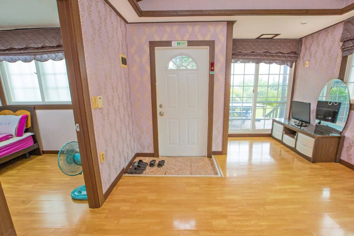 Room (Building 2) | Living area | Flat-screen TV