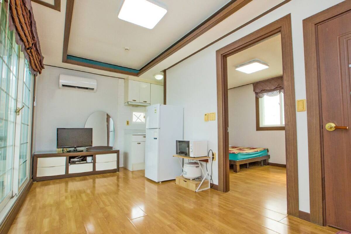 Room (Building 3) | Living area | Flat-screen TV