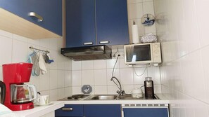 Mikrowelle, Herdplatte, Wasserkocher mit Kaffee-/Teezubehör, Toaster