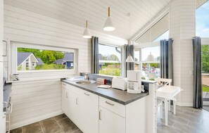 ثلاجة، موقد طهي مسطح، غسالة أ طباق، ماكينة لصنع القهوة/الشاي