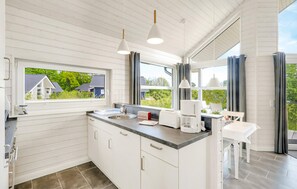 Réfrigérateur, plaque de cuisson, lave-vaisselle, cafetière/bouilloire