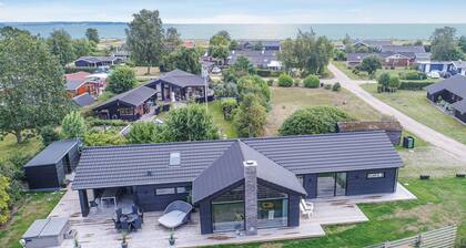 Lovely home in Juelsminde with WiFi