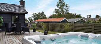 Lovely home in Juelsminde with WiFi