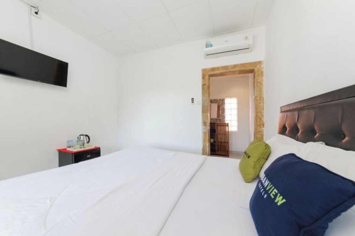 Blackout curtains, rollaway beds, free WiFi, bed sheets