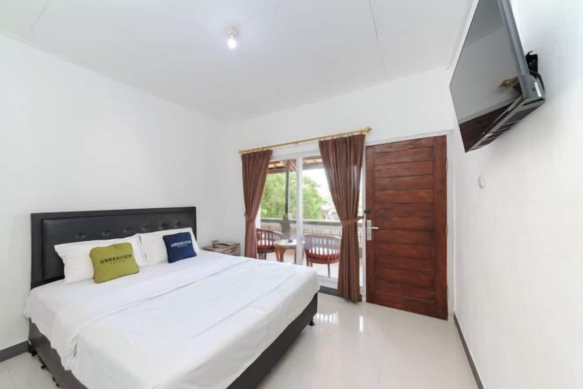 Blackout drapes, rollaway beds, free WiFi, bed sheets