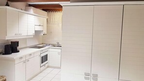 Micro-ondes, four, plaque de cuisson, cafetière/bouilloire