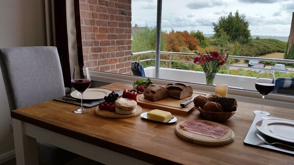 Dining - Sea view, freshly renovated, sun balcony, right by the sea and close to town, WiFi (Wyk auf Föhr)