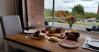 Merinäköala, vasta uusittu, aurinko parveke, aivan meren rannalla ja lähellä kaupunkia, WiFi