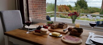 Sea view, freshly renovated, sun balcony, right by the sea and close to town, WiFi