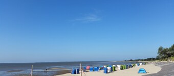 Meerblick, frisch Renoviert, Sonnen-Balkon, direkt am Meer und Stadtnah, WLAN