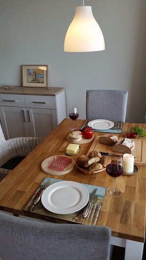 Dining - Sea view, freshly renovated, sun balcony, right by the sea and close to town, WiFi (Wyk auf Föhr)