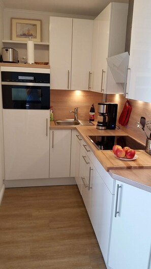 Fridge, microwave, oven, stovetop - Sea view, freshly renovated, sun balcony, right by the sea and close to town, WiFi (Wyk auf Föhr)