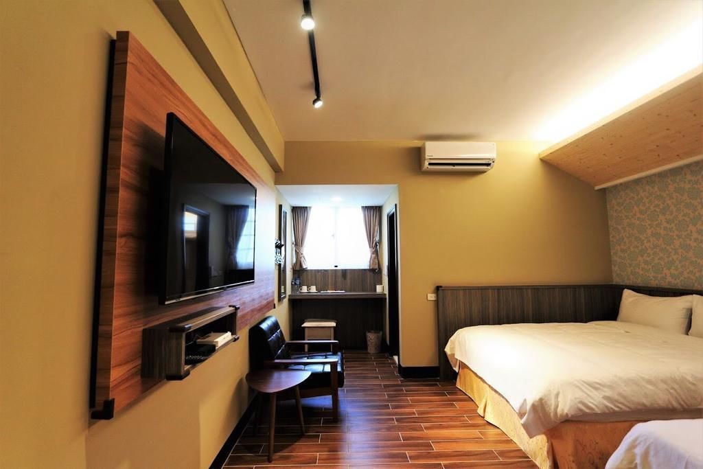 Premium bedding, down comforters, minibar, desk