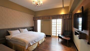 Kahden hengen deluxe-huone | Ylelliset vuodevaatteet, untuvapeitot, minibaari, työpöytä