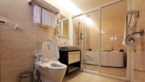Une salle de bain moderne équipée de toilettes, d’un lavabo et d’un espace douche.