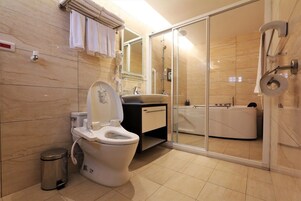 Grand Twin Room, 1 Double Bed and 1 Queen Bed | Bathroom | Free toiletries, hair dryer, electronic bidet, towels