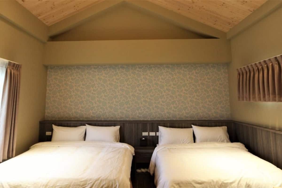 Habitación Grand con 2 camas individuales | Ropa de cama de alta calidad, edredón, minibar y escritorio