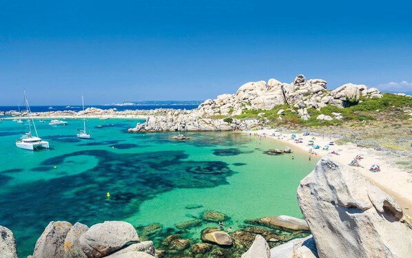 Una spiaggia nelle vicinanze