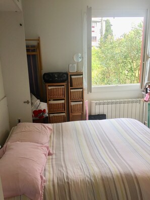 2 chambres, bureau, fer et planche Ă repasser, lit parapluie